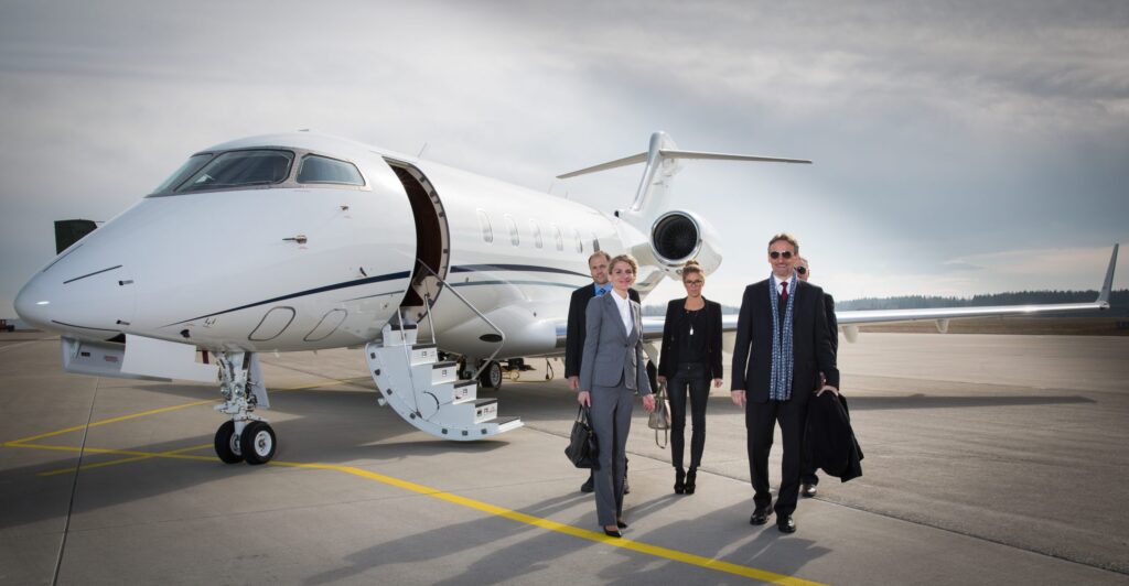 Personnalités escortées à la sortie d'un jet privé