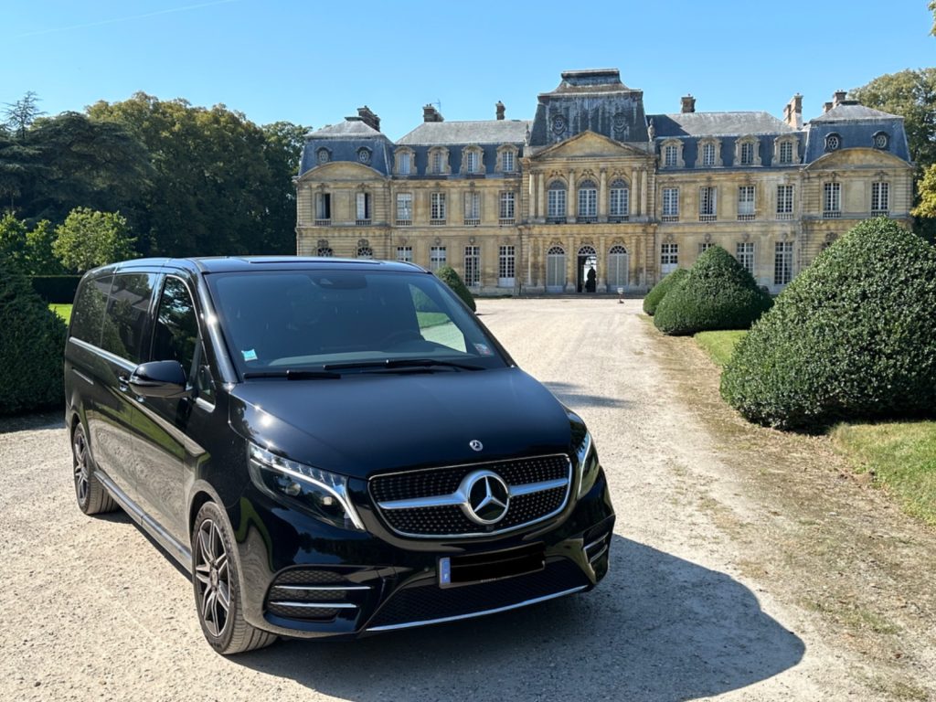 Van Mercedes Classe V devant un château